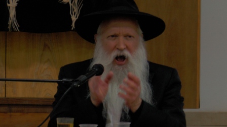 הרב יצחק גינזבורג בניגון במהלך התוועדות (יהודה פרל)