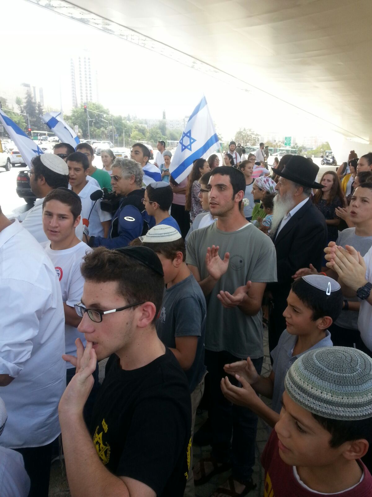 מפגינים בגשר המיתרים, ירושלים, הבוקר (אבי יודקאווסקי, "חדשות 24")