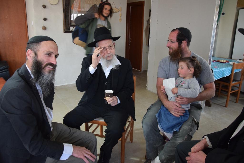 הרב ישראל אריאל בבית משפחת פיקאר (צילום: מטה כולנו אלקנה פיקאר)