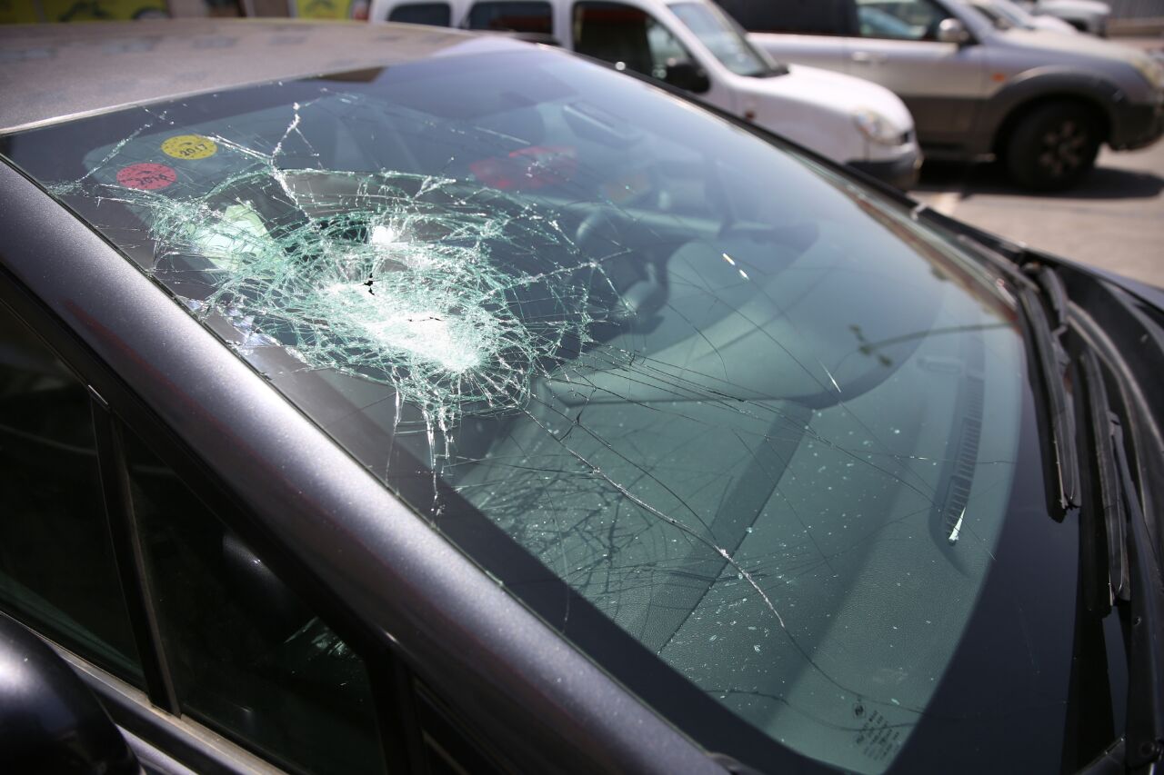 רכב שנפגע בחיזמה כתוצאה מאבנים שיידו ערבים (הלל מאיר TPS)
