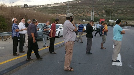 חלק מהמפגינים בצומת ג'ית, אמש (הקול היהודי)