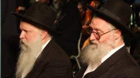הרב יעקב יוסף (מימין) עם הרב גינזבורג (משמאל)
