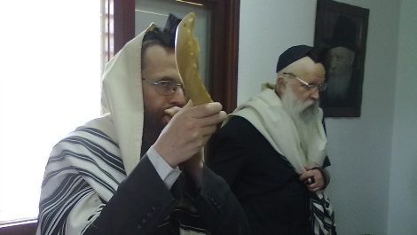 הרב יצחק שפירא (משמאל) עם הרב גינזבורג (מימין)