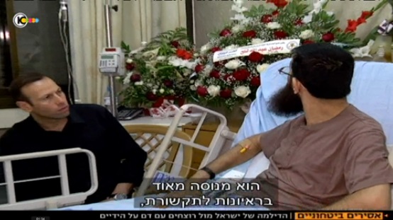 חזי סימן טוב מראיין את המחבל חאדר עדנאן (צילום מסך ערוץ 10)