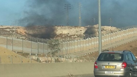 צמיגים שהציתו ערבים סמוך למחסום עטרות בכביש 443 (הלל אסרף, סוכנות תצפית)
