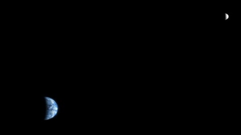 מימין – הירח, משמאל – כדור הארץ. מבט ממאדים (נאס"א)