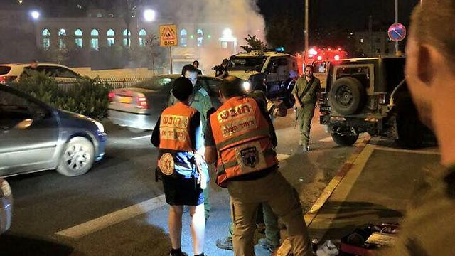 הרכב שנפגע מבקבוק תבערה בירושלים, הערב (כבאות והצלה י-ם)