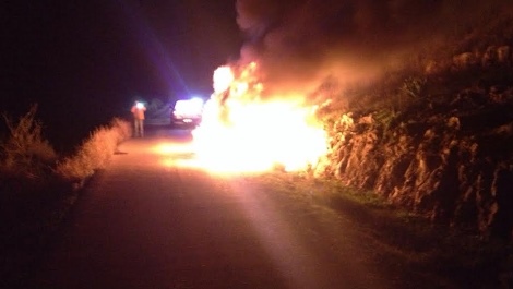 הרכב שנשרף לאחר שערבים השליכו לעברו בקבוק תבערה בשומרון (כב"ה יו"ש)