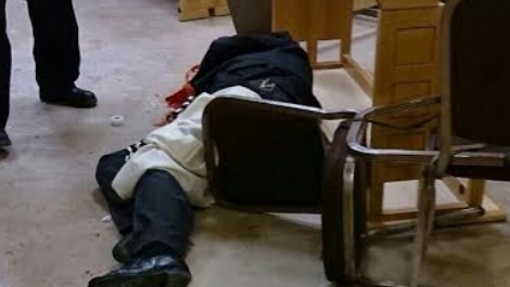 גופתו של אחד המתפללים בבית הכנסת הבוקר
