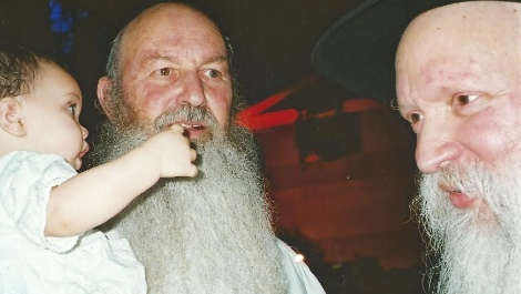 עמרם לידא (משמאל) עם הרב גינזבורג (מימין)