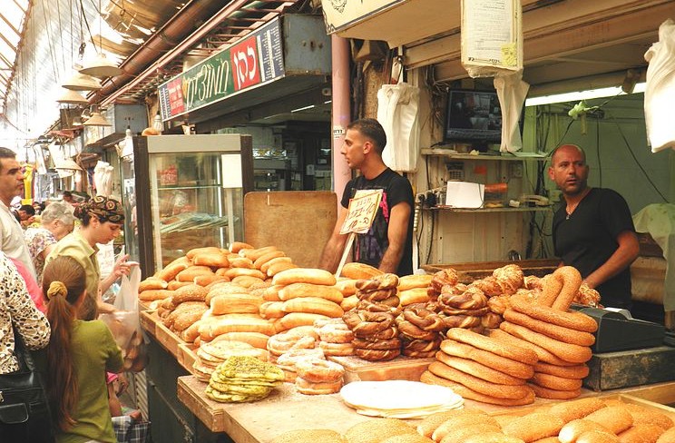 עובד ערבי בשוק מחנה יהודה (ויקיפדיה)