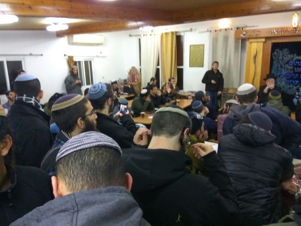 פעילים מתכנסים בבית הכנסת בעמונה (אברהם שפירא)
