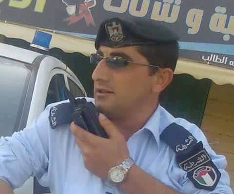 המחבל שביצע את הפיגוע במדי המשטרה ה"פלסטינית" (צילום מסך, פייסבוק)