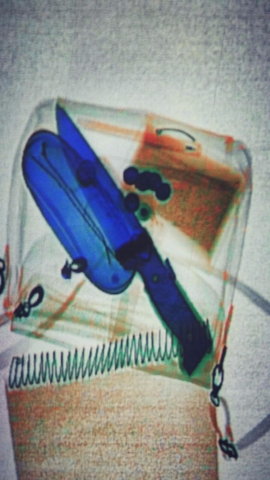 הסכין בתוך התיק המועבר בשיקוף (גדוד ארז)