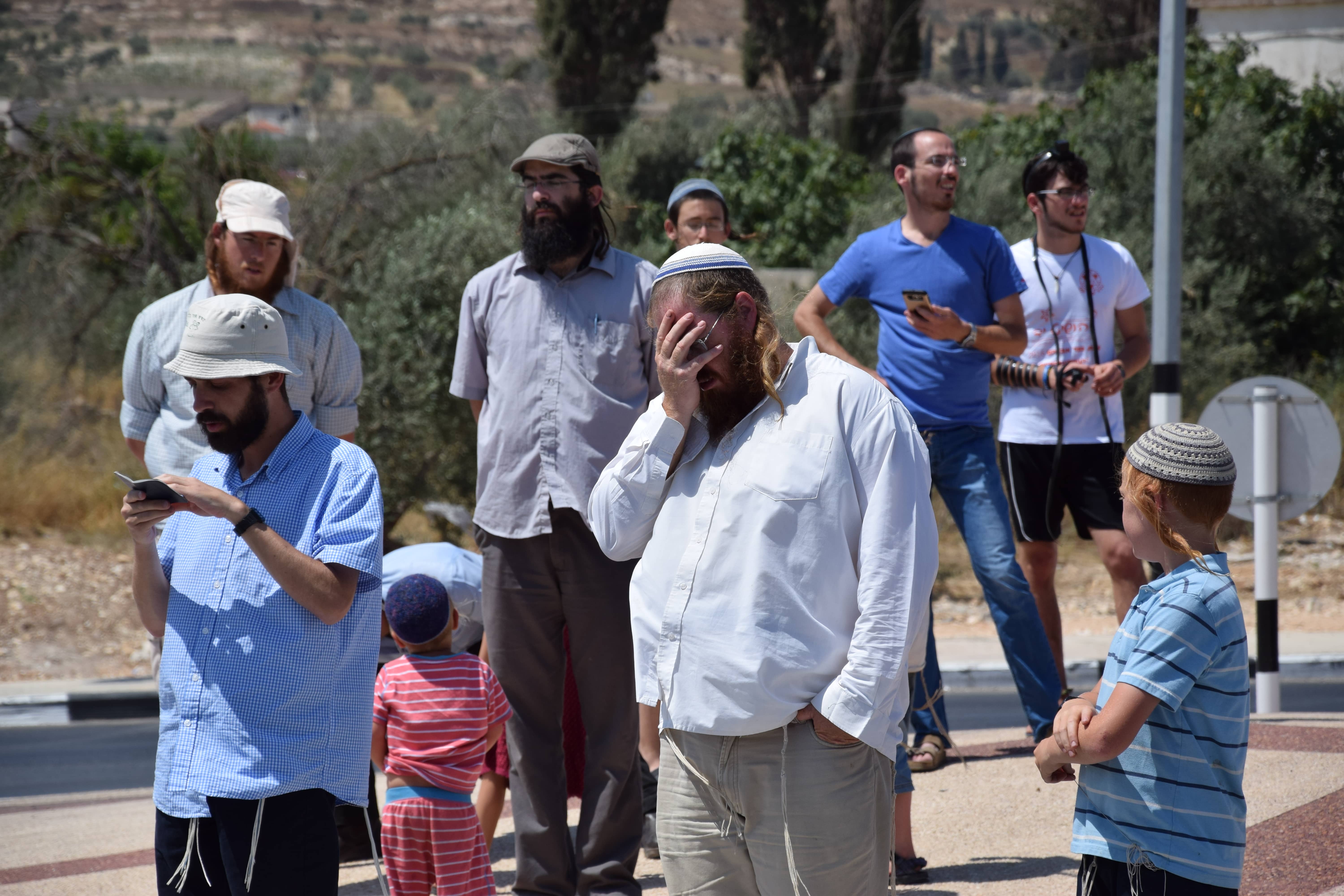 מתפללים בחווארה (אברהם שפירא)