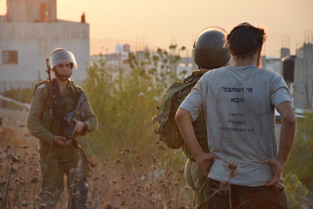 הגיע למחות. תושב בכניסה לכפר (אברהם שפירא)