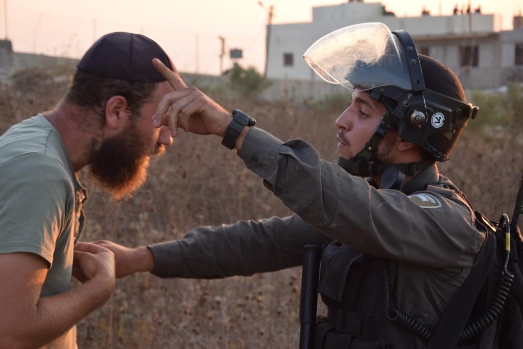 שוטר מג"ב ותושב (אברהם שפירא)