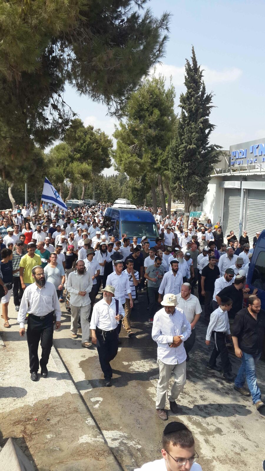 חלק מהמשתתפים בהלוויה (דוברות היישוב נריה)