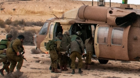הפצוע פונה במסוק (ארכיון דובר צה"ל) הפצוע פונה במסוק (ארכיון דובר צה"ל)