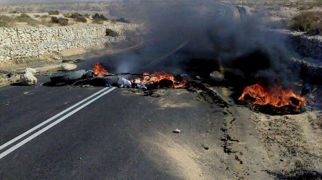 צמיגים שהציתו בדואים סמו לרתמים. ארכיון