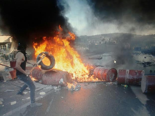 ערבים חוסמים את הכביש בבית אומר