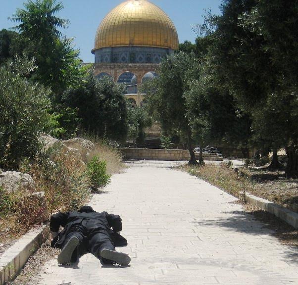 יהודי משתחווה בהר הבית כנהוג ביום הכיפורים (מטה ארגוני המקדש)