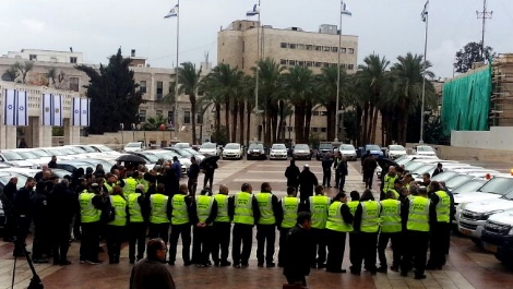 הניידות והמאבטחים בכיכר ספרא אתמול (ג'קי לוי)