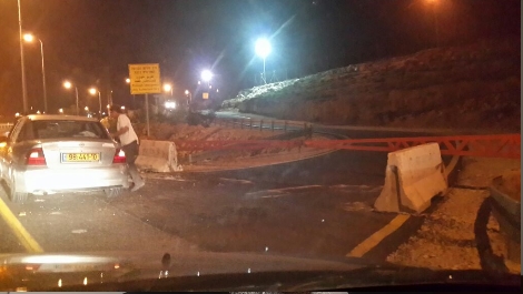 חסימת הכבוש ביום חמישי טרם שנפתחה בידי התושבים (נחי אייל - סוכנות תצפית)