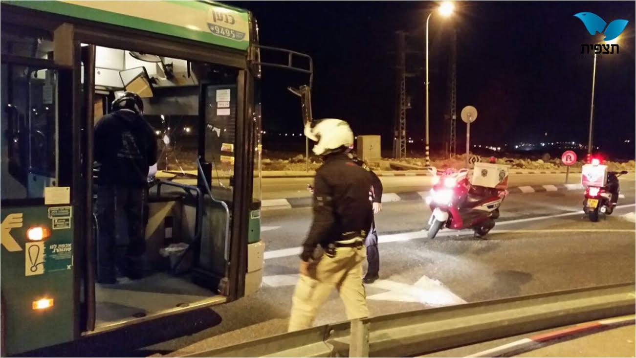 נהג אוטובוס נפצע בבנימין. האוטובוס שנפגע (סוכנות תצפית) נהג אוטובוס נפצע בבנימין. האוטובוס שנפגע (סוכנות תצפית)