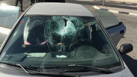 רכב שנפגע היום באבנים באזור ירושלים