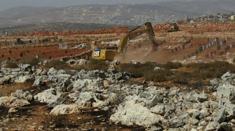 הבאגר סמוך לכרמו של תושב הישוב, אתמול (סוכנות תצפית)