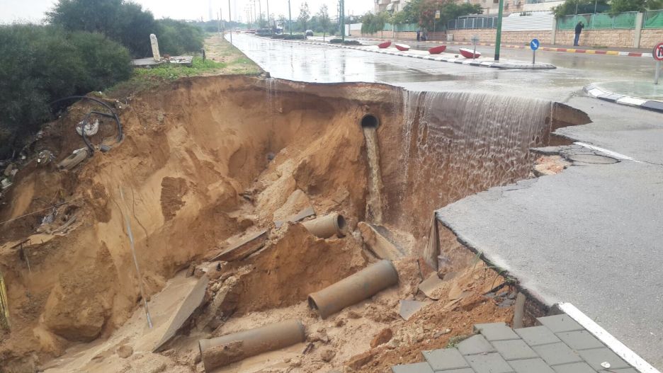 הבור ברחוב בן יהודה (דוברות המשטרה)