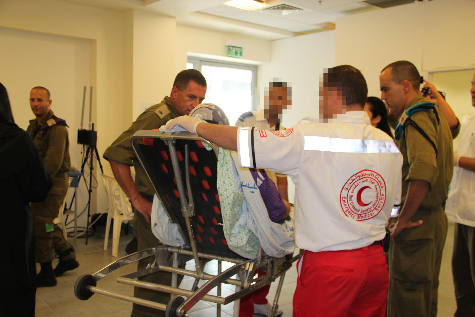 ערבי מטופל בבית חולים שדה שהקים צה"ל במעבר ארז (דו"צ)