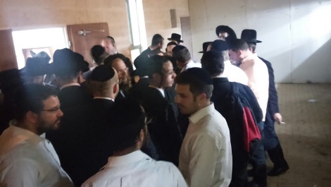 תושבי ביתר מפגינים מול בית ראש העיר, אמש