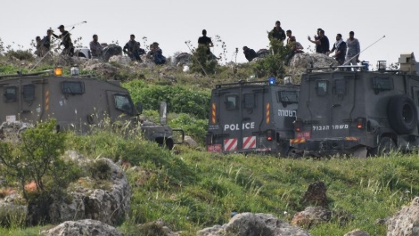 ערביי ג'ילזון תוקפים את כוחות צה"ל, היום (ענבל גרוס, סוכנות תצפית)