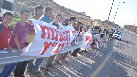 מפגינים סמוך לבית אל, היום (ענבל גרוס, סוכנות תצפית)