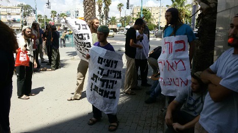 "כולנו מאיר אטינגר". התומכים מחוץ לבית המשפט, היום (הקול היהודי)