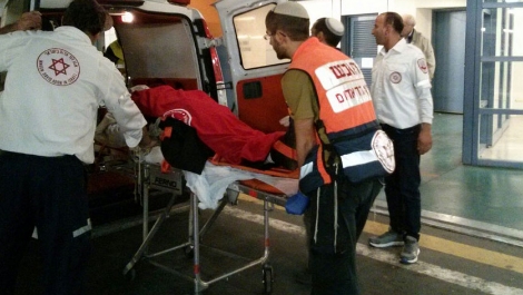 הפצוע מפיגוע הדקירה בירושלים בדרך לבית החולים (מד"א) הפצוע מפיגוע הדקירה בירושלים בדרך לבית החולים (מד"א)