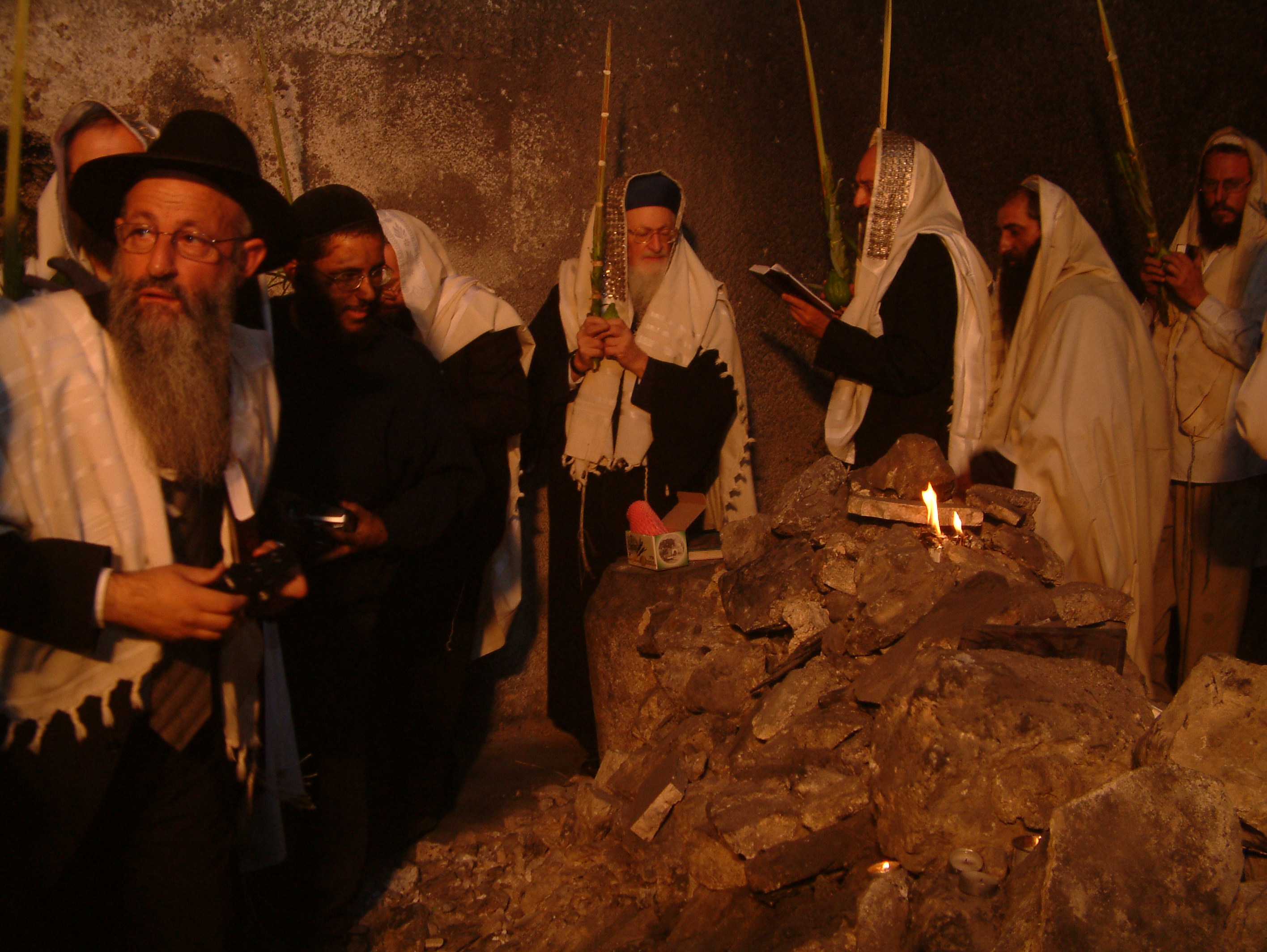 הרב מרדכי אליהו זצ"ל בקבר יוסף (אישי חזני)