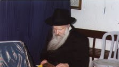 הרב גינזבורג בקבר יוסף בשכם
