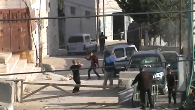 תושבי חברון מגיבים לזריקות האבנים (צילום מסך)