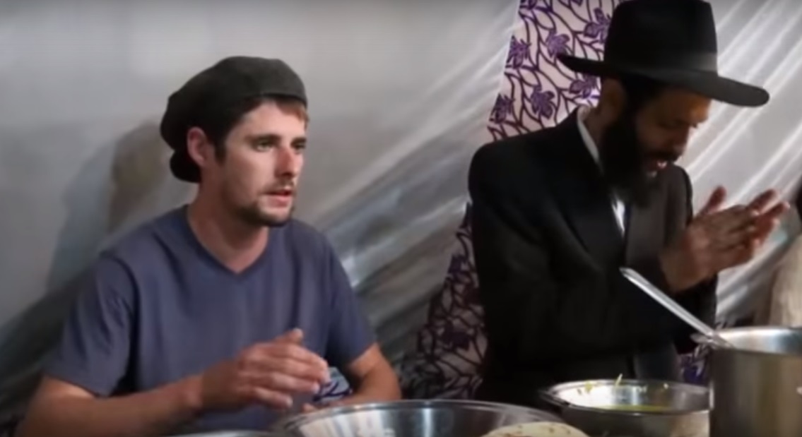פעילות בבית חב"ד רישיקש (צילום מסך יוטיוב)