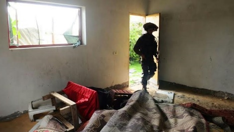 חייל צה"ל בתוך בית ברצועת עזה במהלך 'צוק איתן' (דובר צה"ל)