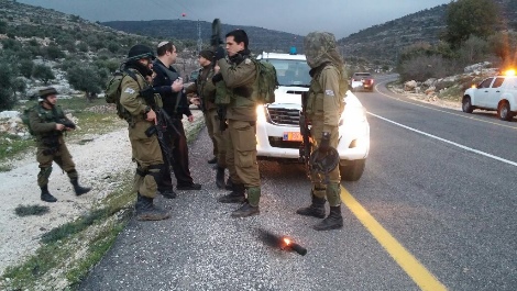 חיילים סמוך לזירת אירוע בצומת המשטרה הבריטית בבנימין (סוכנות תצפית) חיילים סמוך לזירת אירוע בצומת המשטרה הבריטית בבנימין (סוכנות תצפית)