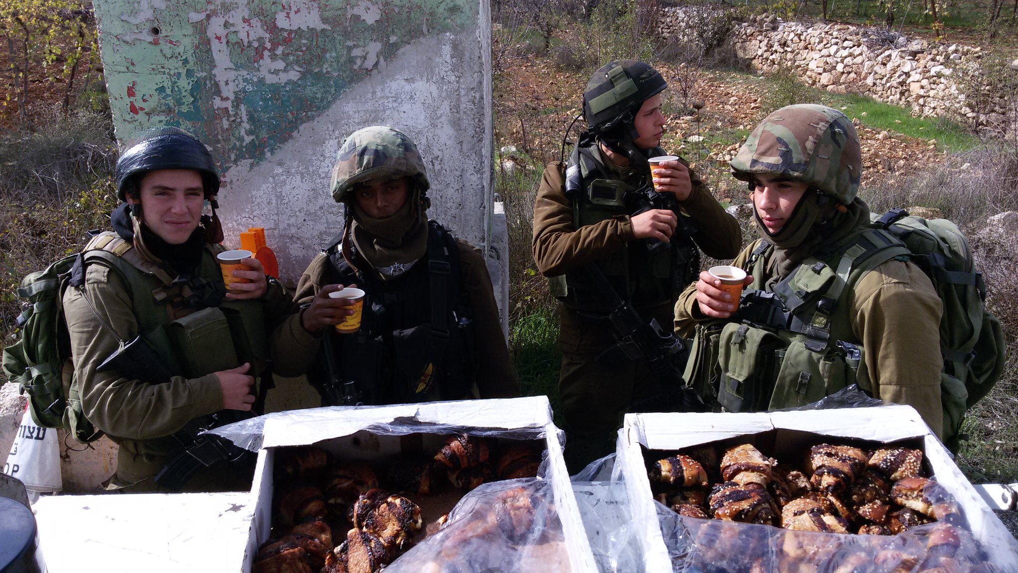 חיילים במהלך "פינוק" של רפי (רפי פורטל)