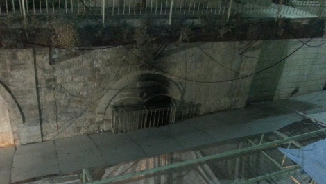 מתקפת זיקוקים מאסיבית בחברון. שכונת בית הדסה בעיר, הערב