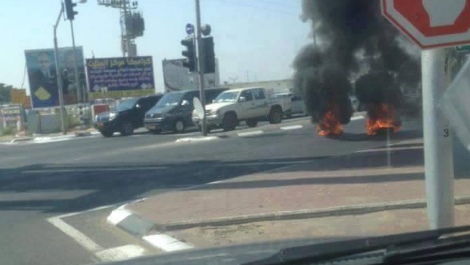 צמיגים שהציתו ערבים בצומת טייבה בשרון