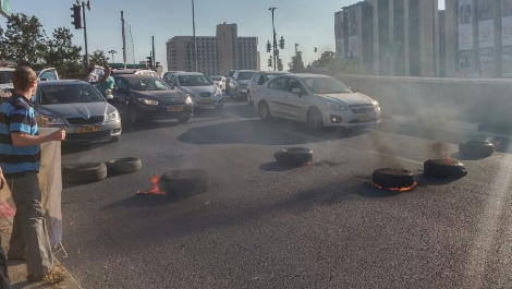 מפגינים בכביש בגין, כעת (סוכנות תצפית)