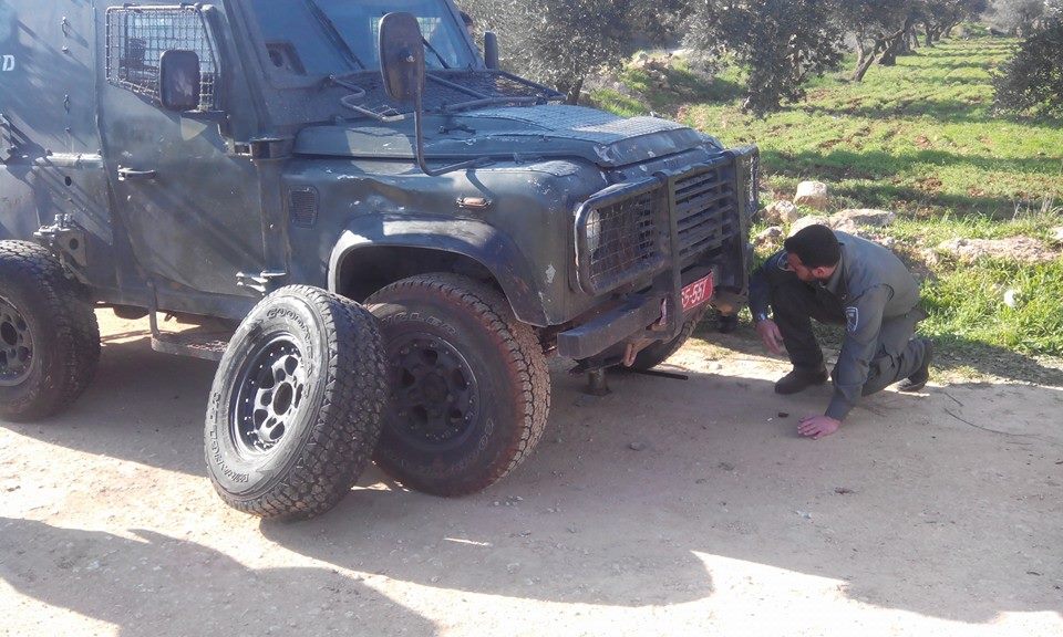 שוטר מג"ב מחליף צמיג במהלך החריש אתמול (זכריה סאדה - רבנים למען זכויות אדם)