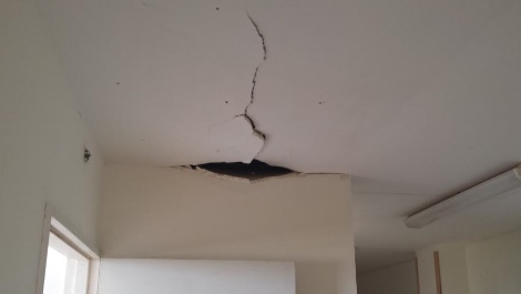 נזק לתקרה באחת מכיתות הישיבה